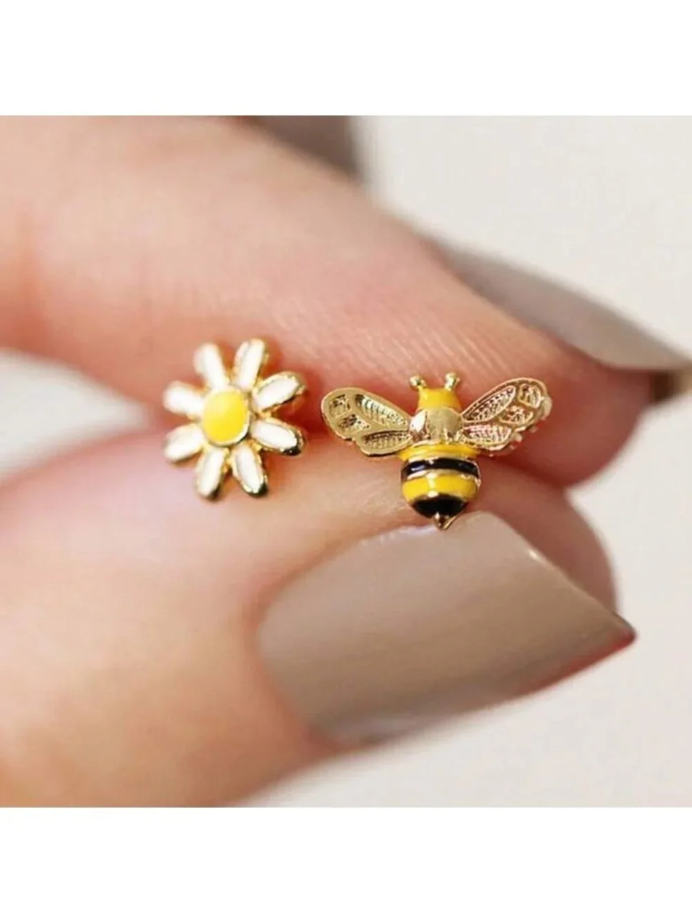 New! Bee & Daisy Post Earrings (2010) NWOT